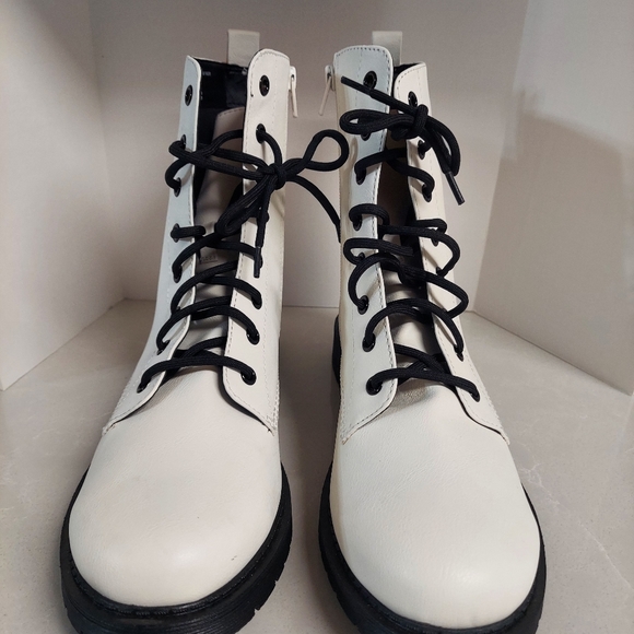 Lady's Boots - Picture 5 of 9